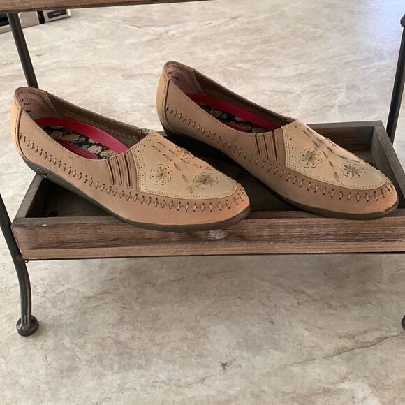 Hush Puppies Leather Flats - Picture 2 of 7